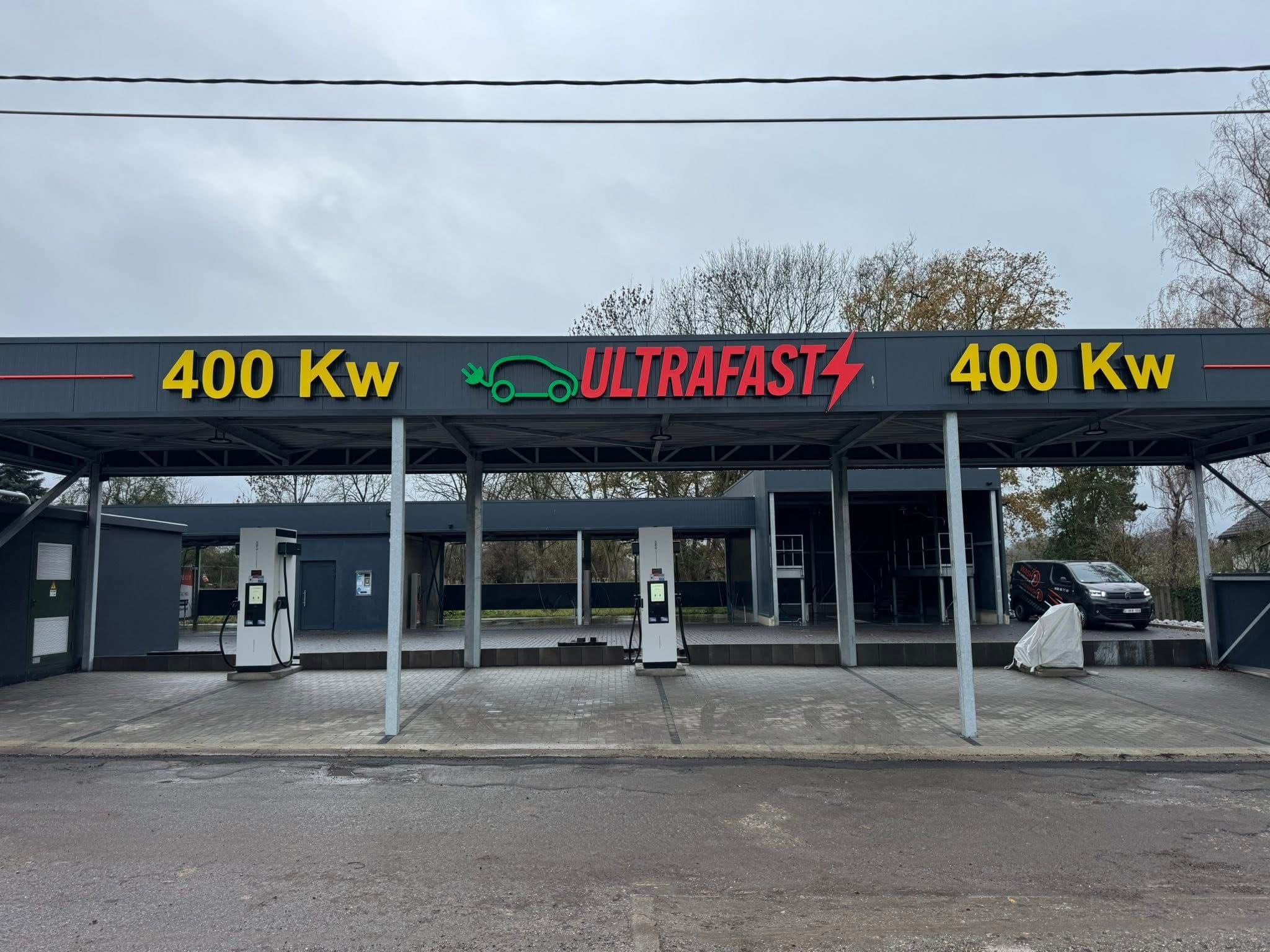 Bornes de recharge électrique à la station Car Wash 76 de Velaine-sur-Sambre